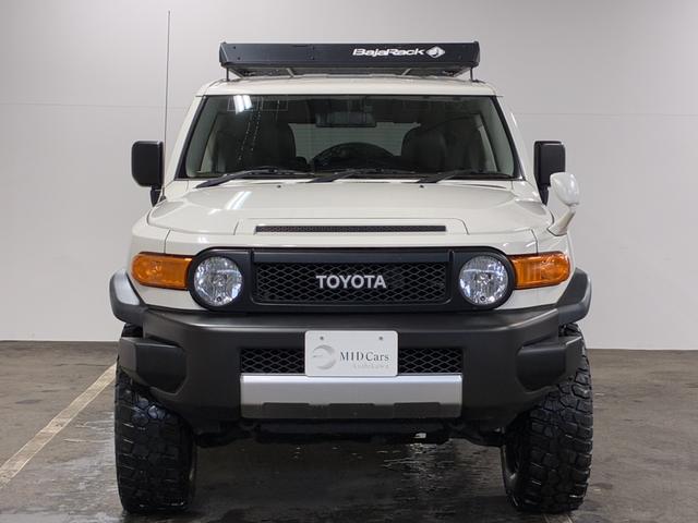 ＦＪクルーザー カラーパッケージ　夏・冬タイヤ付／ＰＥＮＤＬＴＯＮシートカバー／ＢａｊａＲａｃｋルーフキャリア／寒冷地仕様／Ｆ１インチアップ／ブラックグリル／ドラレコ付デジタルミラー／サイドステップ／純正ナビ＆ＴＶ／バックカメラ（3枚目）