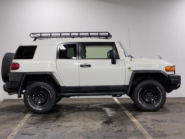 ＦＪクルーザー カラーパッケージ　夏・冬タイヤ付／ＰＥＮＤＬＴＯＮシートカバー／ＢａｊａＲａｃｋルーフキャリア／寒冷地仕様／Ｆ１インチアップ／ブラックグリル／ドラレコ付デジタルミラー／サイドステップ／純正ナビ＆ＴＶ／バックカメラ（5枚目）