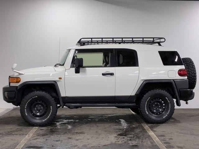 ＦＪクルーザー カラーパッケージ　夏・冬タイヤ付／ＰＥＮＤＬＴＯＮシートカバー／ＢａｊａＲａｃｋルーフキャリア／寒冷地仕様／Ｆ１インチアップ／ブラックグリル／ドラレコ付デジタルミラー／サイドステップ／純正ナビ＆ＴＶ／バックカメラ（9枚目）