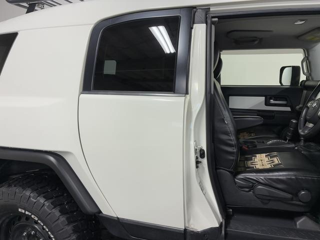 ＦＪクルーザー カラーパッケージ　夏・冬タイヤ付／ＰＥＮＤＬＴＯＮシートカバー／ＢａｊａＲａｃｋルーフキャリア／寒冷地仕様／Ｆ１インチアップ／ブラックグリル／ドラレコ付デジタルミラー／サイドステップ／純正ナビ＆ＴＶ／バックカメラ（11枚目）