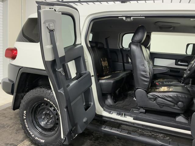 ＦＪクルーザー カラーパッケージ　夏・冬タイヤ付／ＰＥＮＤＬＴＯＮシートカバー／ＢａｊａＲａｃｋルーフキャリア／寒冷地仕様／Ｆ１インチアップ／ブラックグリル／ドラレコ付デジタルミラー／サイドステップ／純正ナビ＆ＴＶ／バックカメラ（12枚目）