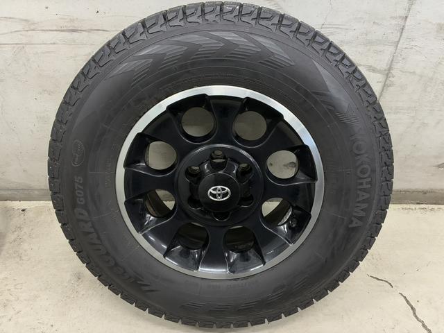 ＦＪクルーザー カラーパッケージ　夏・冬タイヤ付／ＰＥＮＤＬＴＯＮシートカバー／ＢａｊａＲａｃｋルーフキャリア／寒冷地仕様／Ｆ１インチアップ／ブラックグリル／ドラレコ付デジタルミラー／サイドステップ／純正ナビ＆ＴＶ／バックカメラ（16枚目）