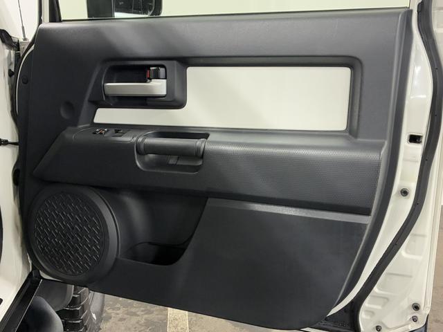 ＦＪクルーザー カラーパッケージ　夏・冬タイヤ付／ＰＥＮＤＬＴＯＮシートカバー／ＢａｊａＲａｃｋルーフキャリア／寒冷地仕様／Ｆ１インチアップ／ブラックグリル／ドラレコ付デジタルミラー／サイドステップ／純正ナビ＆ＴＶ／バックカメラ（22枚目）