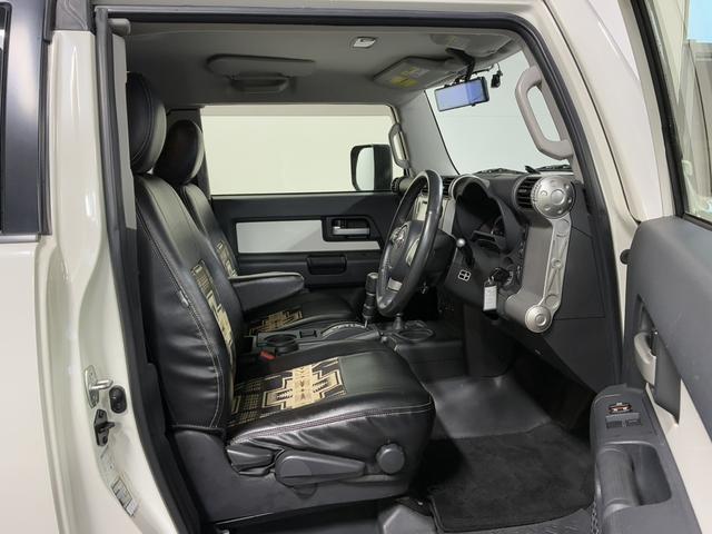 ＦＪクルーザー カラーパッケージ　夏・冬タイヤ付／ＰＥＮＤＬＴＯＮシートカバー／ＢａｊａＲａｃｋルーフキャリア／寒冷地仕様／Ｆ１インチアップ／ブラックグリル／ドラレコ付デジタルミラー／サイドステップ／純正ナビ＆ＴＶ／バックカメラ（23枚目）