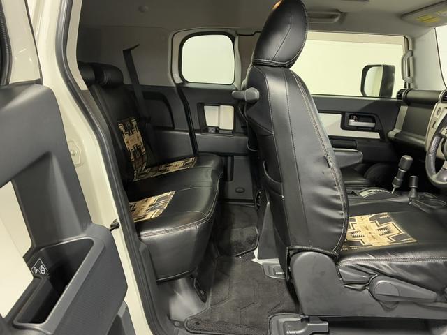 ＦＪクルーザー カラーパッケージ　夏・冬タイヤ付／ＰＥＮＤＬＴＯＮシートカバー／ＢａｊａＲａｃｋルーフキャリア／寒冷地仕様／Ｆ１インチアップ／ブラックグリル／ドラレコ付デジタルミラー／サイドステップ／純正ナビ＆ＴＶ／バックカメラ（25枚目）