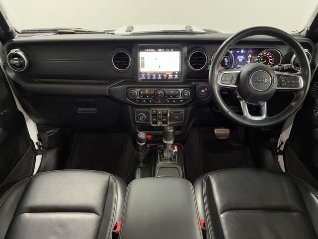 ジープ・ラングラーアンリミテッド サハラ　ドラレコ付きデジタルミラー／ＡｐｐｌｅＣａｒＰｌａｙ／アルパイン／純正１８インチＡＷ／黒革／シートヒーター／オートハイビーム／追従クルコン／サイドステップ／ＬＥＤヘッドライト／純正ナビ＆ＴＶ（2枚目）