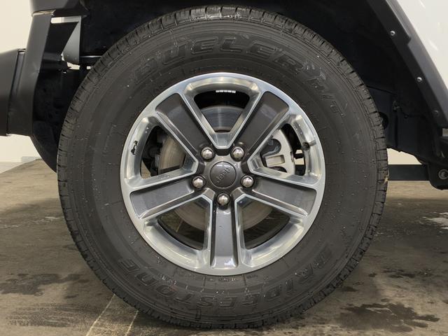 ジープ・ラングラーアンリミテッド サハラ　ドラレコ付きデジタルミラー／ＡｐｐｌｅＣａｒＰｌａｙ／アルパイン／純正１８インチＡＷ／黒革／シートヒーター／オートハイビーム／追従クルコン／サイドステップ／ＬＥＤヘッドライト／純正ナビ＆ＴＶ（10枚目）