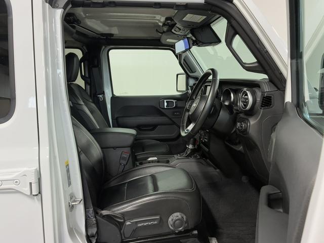 ジープ・ラングラーアンリミテッド サハラ　ドラレコ付きデジタルミラー／ＡｐｐｌｅＣａｒＰｌａｙ／アルパイン／純正１８インチＡＷ／黒革／シートヒーター／オートハイビーム／追従クルコン／サイドステップ／ＬＥＤヘッドライト／純正ナビ＆ＴＶ（14枚目）