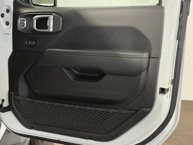 ジープ・ラングラーアンリミテッド サハラ　ドラレコ付きデジタルミラー／ＡｐｐｌｅＣａｒＰｌａｙ／アルパイン／純正１８インチＡＷ／黒革／シートヒーター／オートハイビーム／追従クルコン／サイドステップ／ＬＥＤヘッドライト／純正ナビ＆ＴＶ（16枚目）