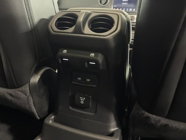 ジープ・ラングラーアンリミテッド サハラ　ドラレコ付きデジタルミラー／ＡｐｐｌｅＣａｒＰｌａｙ／アルパイン／純正１８インチＡＷ／黒革／シートヒーター／オートハイビーム／追従クルコン／サイドステップ／ＬＥＤヘッドライト／純正ナビ＆ＴＶ（17枚目）