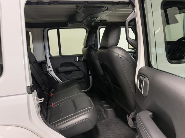 ジープ・ラングラーアンリミテッド サハラ　ドラレコ付きデジタルミラー／ＡｐｐｌｅＣａｒＰｌａｙ／アルパイン／純正１８インチＡＷ／黒革／シートヒーター／オートハイビーム／追従クルコン／サイドステップ／ＬＥＤヘッドライト／純正ナビ＆ＴＶ（18枚目）