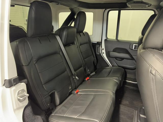 ジープ・ラングラーアンリミテッド サハラ　ドラレコ付きデジタルミラー／ＡｐｐｌｅＣａｒＰｌａｙ／アルパイン／純正１８インチＡＷ／黒革／シートヒーター／オートハイビーム／追従クルコン／サイドステップ／ＬＥＤヘッドライト／純正ナビ＆ＴＶ（19枚目）