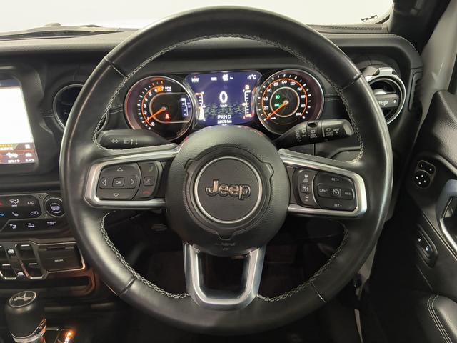 ジープ・ラングラーアンリミテッド サハラ　ドラレコ付きデジタルミラー／ＡｐｐｌｅＣａｒＰｌａｙ／アルパイン／純正１８インチＡＷ／黒革／シートヒーター／オートハイビーム／追従クルコン／サイドステップ／ＬＥＤヘッドライト／純正ナビ＆ＴＶ（23枚目）