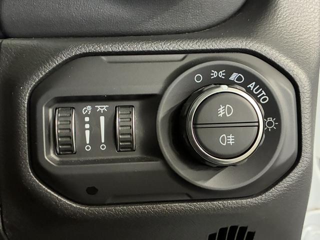 ジープ・ラングラーアンリミテッド サハラ　ドラレコ付きデジタルミラー／ＡｐｐｌｅＣａｒＰｌａｙ／アルパイン／純正１８インチＡＷ／黒革／シートヒーター／オートハイビーム／追従クルコン／サイドステップ／ＬＥＤヘッドライト／純正ナビ＆ＴＶ（29枚目）