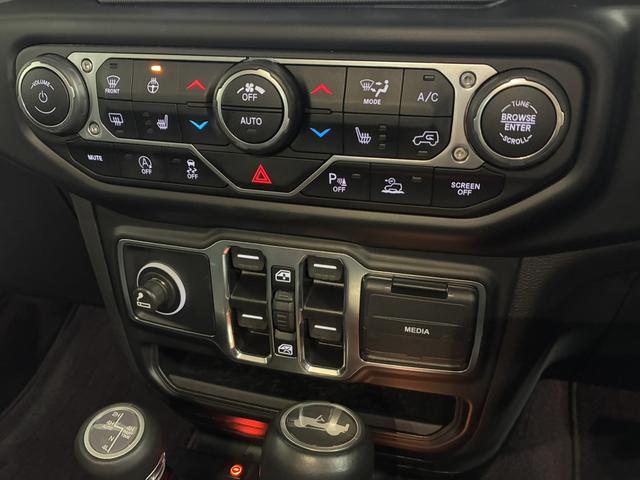 ジープ・ラングラーアンリミテッド サハラ　ドラレコ付きデジタルミラー／ＡｐｐｌｅＣａｒＰｌａｙ／アルパイン／純正１８インチＡＷ／黒革／シートヒーター／オートハイビーム／追従クルコン／サイドステップ／ＬＥＤヘッドライト／純正ナビ＆ＴＶ（36枚目）