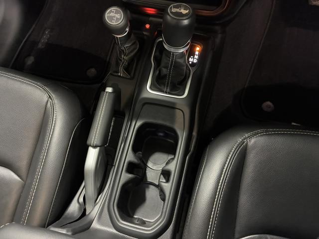 ジープ・ラングラーアンリミテッド サハラ　ドラレコ付きデジタルミラー／ＡｐｐｌｅＣａｒＰｌａｙ／アルパイン／純正１８インチＡＷ／黒革／シートヒーター／オートハイビーム／追従クルコン／サイドステップ／ＬＥＤヘッドライト／純正ナビ＆ＴＶ（39枚目）