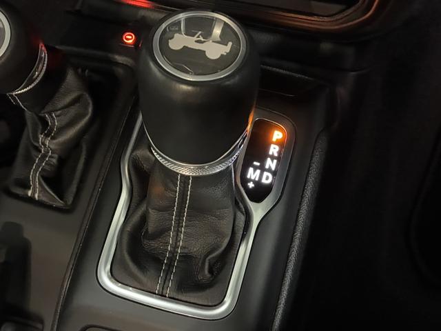 ジープ・ラングラーアンリミテッド サハラ　ドラレコ付きデジタルミラー／ＡｐｐｌｅＣａｒＰｌａｙ／アルパイン／純正１８インチＡＷ／黒革／シートヒーター／オートハイビーム／追従クルコン／サイドステップ／ＬＥＤヘッドライト／純正ナビ＆ＴＶ（41枚目）