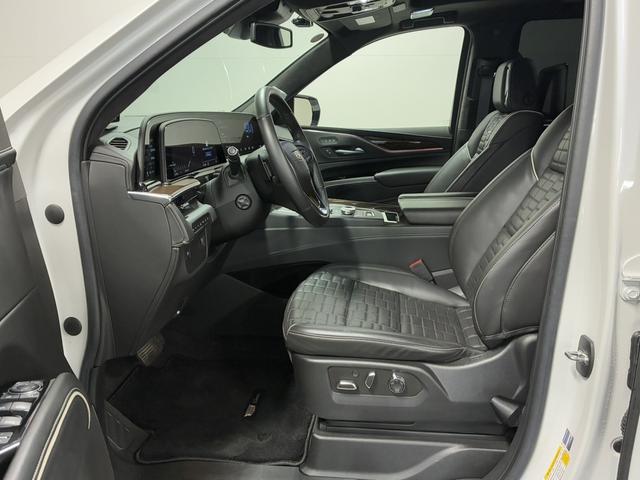 キャデラックエスカレード プラチナム　サンルーフ／ＡＫＧサウンド／後席モニター／後席ＴＶチューナー／ＡｐｐｌｅＣａｒＰｌａｙ＆ＡｎｄｒｏｉｄＡｕｔｏ／エアサス／電動サイドステップ／純正２２インチＡＷ／マトリックスＬＥＤヘッドライト／ＨＵＤ（17枚目）