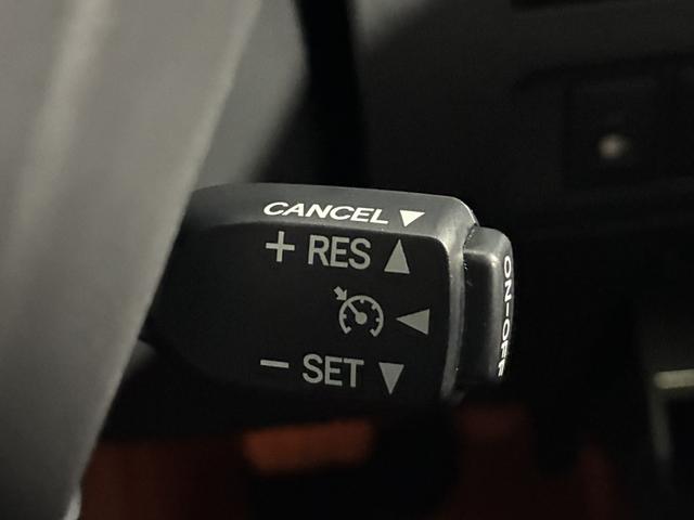 �y�N���[�Y�R���g���[���z�A�N�Z���y�_���𓥂ݑ����邱�ƂȂ��Z�b�g������葬�x���ێ����Ă���邽�߁A�^�]�҂̔�J��傫���a�炰�Ă���܂��B