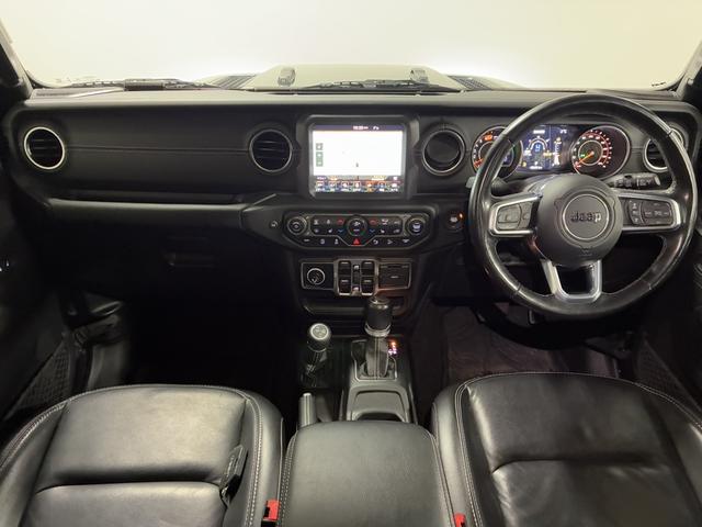 ジープ・ラングラーアンリミテッド サハラ　１オーナー／ルーフキャリア／ＡｐｐｌｅＣａｒＰｌａｙ＆ＡｎｄＡｕｔｏ／アルパイン／純正１８インチＡＷ／黒革／シートヒーター／ステアリングヒーター／オートハイビーム／追従クルコン／純正ナビ＆ＴＶ（3枚目）