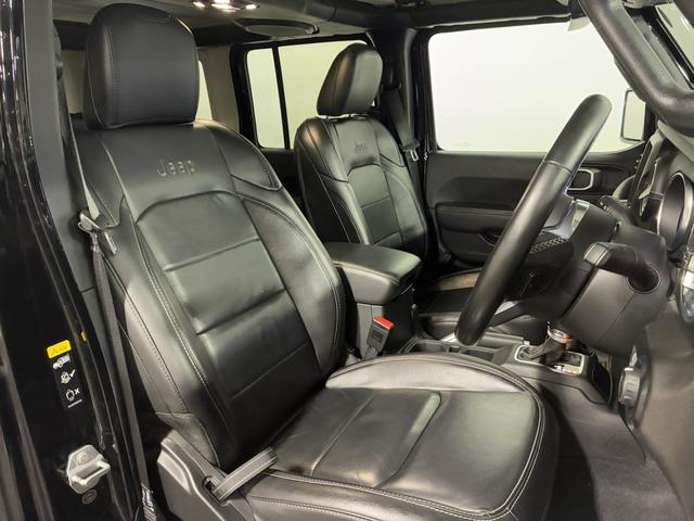 ジープ・ラングラーアンリミテッド サハラ　１オーナー／ルーフキャリア／ＡｐｐｌｅＣａｒＰｌａｙ＆ＡｎｄＡｕｔｏ／アルパイン／純正１８インチＡＷ／黒革／シートヒーター／ステアリングヒーター／オートハイビーム／追従クルコン／純正ナビ＆ＴＶ（17枚目）