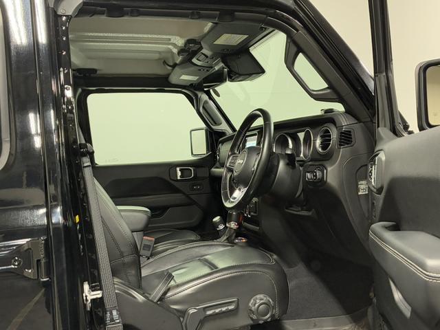 ジープ・ラングラーアンリミテッド サハラ　１オーナー／ルーフキャリア／ＡｐｐｌｅＣａｒＰｌａｙ＆ＡｎｄＡｕｔｏ／アルパイン／純正１８インチＡＷ／黒革／シートヒーター／ステアリングヒーター／オートハイビーム／追従クルコン／純正ナビ＆ＴＶ（18枚目）