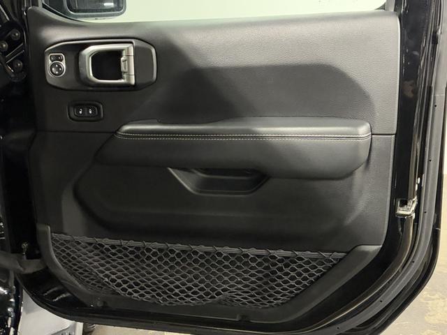 ジープ・ラングラーアンリミテッド サハラ　１オーナー／ルーフキャリア／ＡｐｐｌｅＣａｒＰｌａｙ＆ＡｎｄＡｕｔｏ／アルパイン／純正１８インチＡＷ／黒革／シートヒーター／ステアリングヒーター／オートハイビーム／追従クルコン／純正ナビ＆ＴＶ（19枚目）