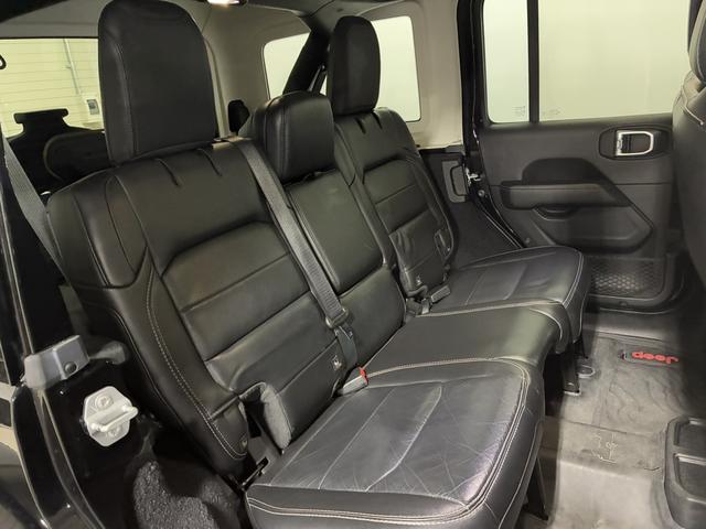 ジープ・ラングラーアンリミテッド サハラ　１オーナー／ルーフキャリア／ＡｐｐｌｅＣａｒＰｌａｙ＆ＡｎｄＡｕｔｏ／アルパイン／純正１８インチＡＷ／黒革／シートヒーター／ステアリングヒーター／オートハイビーム／追従クルコン／純正ナビ＆ＴＶ（20枚目）