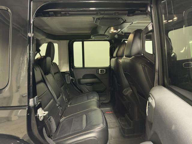ジープ・ラングラーアンリミテッド サハラ　１オーナー／ルーフキャリア／ＡｐｐｌｅＣａｒＰｌａｙ＆ＡｎｄＡｕｔｏ／アルパイン／純正１８インチＡＷ／黒革／シートヒーター／ステアリングヒーター／オートハイビーム／追従クルコン／純正ナビ＆ＴＶ（21枚目）