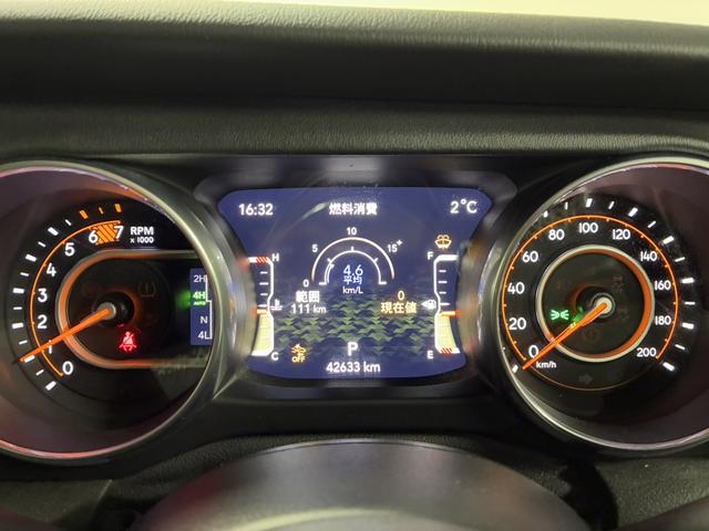 ジープ・ラングラーアンリミテッド サハラ　１オーナー／ルーフキャリア／ＡｐｐｌｅＣａｒＰｌａｙ＆ＡｎｄＡｕｔｏ／アルパイン／純正１８インチＡＷ／黒革／シートヒーター／ステアリングヒーター／オートハイビーム／追従クルコン／純正ナビ＆ＴＶ（27枚目）