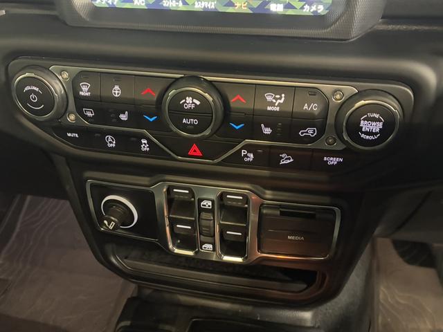 ジープ・ラングラーアンリミテッド サハラ　１オーナー／ルーフキャリア／ＡｐｐｌｅＣａｒＰｌａｙ＆ＡｎｄＡｕｔｏ／アルパイン／純正１８インチＡＷ／黒革／シートヒーター／ステアリングヒーター／オートハイビーム／追従クルコン／純正ナビ＆ＴＶ（39枚目）