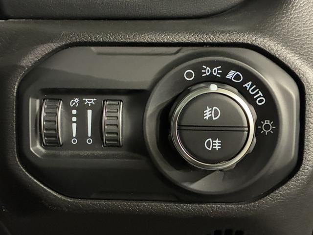 ジープ・ラングラーアンリミテッド サハラ　１オーナー／ルーフキャリア／ＡｐｐｌｅＣａｒＰｌａｙ＆ＡｎｄＡｕｔｏ／アルパイン／純正１８インチＡＷ／黒革／シートヒーター／ステアリングヒーター／オートハイビーム／追従クルコン／純正ナビ＆ＴＶ（42枚目）