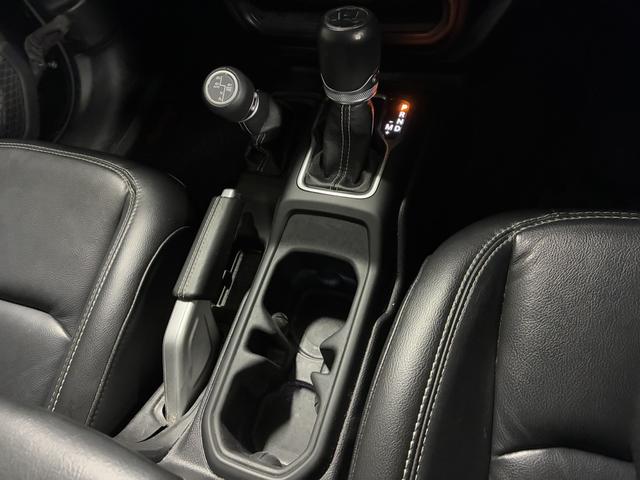 ジープ・ラングラーアンリミテッド サハラ　１オーナー／ルーフキャリア／ＡｐｐｌｅＣａｒＰｌａｙ＆ＡｎｄＡｕｔｏ／アルパイン／純正１８インチＡＷ／黒革／シートヒーター／ステアリングヒーター／オートハイビーム／追従クルコン／純正ナビ＆ＴＶ（43枚目）