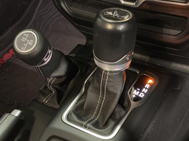 ジープ・ラングラーアンリミテッド サハラ　１オーナー／ルーフキャリア／ＡｐｐｌｅＣａｒＰｌａｙ＆ＡｎｄＡｕｔｏ／アルパイン／純正１８インチＡＷ／黒革／シートヒーター／ステアリングヒーター／オートハイビーム／追従クルコン／純正ナビ＆ＴＶ（44枚目）