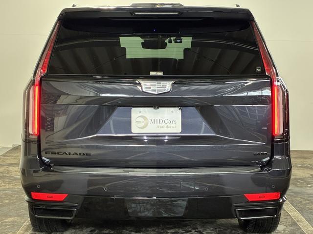 キャデラックエスカレード スポーツ２５ｔｈアニバーサリーエディション　２５周年特別１５台限定車／日本初採用カラー／ギャラクティックグレー／サンルーフ／ＡＫＧサウンド／後席モニター／ＡｐｐｌｅＣａｒＰｌａｙ＆ＡｎｄｒｏｉｄＡｕｔｏ／エアサス／デジタルインナーミラー／ＨＵＤ（8枚目）