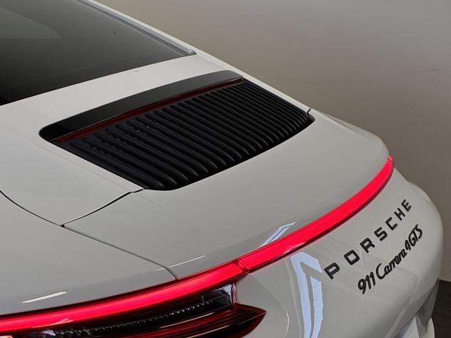 �y�d���i�[�����A�E�B���O�z�ʏ푖�s�����Ԏ��́A�������f�U�C�������̂܂܂ɁA�������s���̓_�E���t�H�[�X�𐶂ݏo�����s���萫�����߂Ă���܂��B