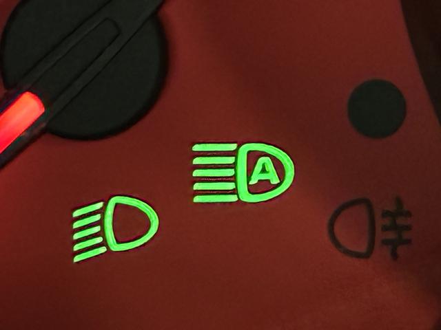 �y�I�[�g�n�C�r�[���z�@�\���n�m�Ŏ����Ńw�b�h���C�g�̏㉺���s���܂��B�O������Ԃ�����ΐ؂�ւ��鍂���\�ȃw�b�h���C�g�@�\�ł��B