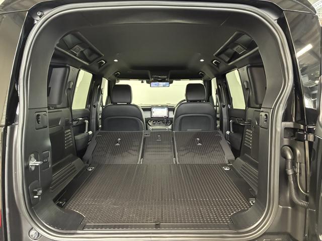 ディフェンダー １１０イースナーエディション　限定車／エアサス／ＯＰサイドステップ／ブラックエクステリアパック／グロスブラックシグネチャーグラフィック／コールドクライメート／マトリクスＬＥＤ／ＨＵＤ／サテンプロテクティブフィルム／ボディ同色ルーフ（32枚目）