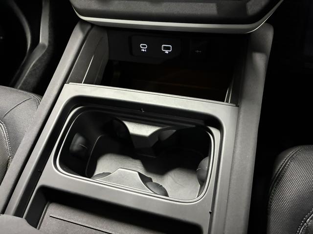 ディフェンダー １１０イースナーエディション　限定車／エアサス／ＯＰサイドステップ／ブラックエクステリアパック／グロスブラックシグネチャーグラフィック／コールドクライメート／マトリクスＬＥＤ／ＨＵＤ／サテンプロテクティブフィルム／ボディ同色ルーフ（52枚目）