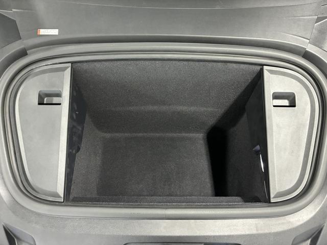 タイカン タイカン　ターボ　ＳｐｏｒｔＤｅｓｉｇｎフロントエプロン＆サイドスカート／固定式パノラマルーフ／ＯＰ２１インチＡＷ／スポクロ／エクステリアミラー／サイドウインドウトリム（ハイグロスブラック）シートベンチレーション（12枚目）