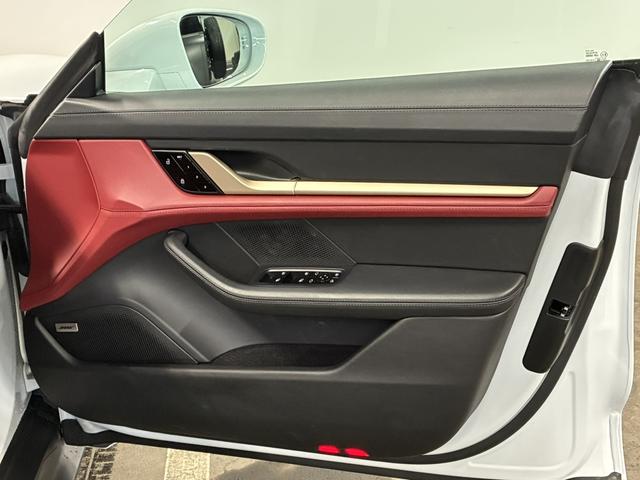 タイカン タイカン　ターボ　ＳｐｏｒｔＤｅｓｉｇｎフロントエプロン＆サイドスカート／固定式パノラマルーフ／ＯＰ２１インチＡＷ／スポクロ／エクステリアミラー／サイドウインドウトリム（ハイグロスブラック）シートベンチレーション（32枚目）