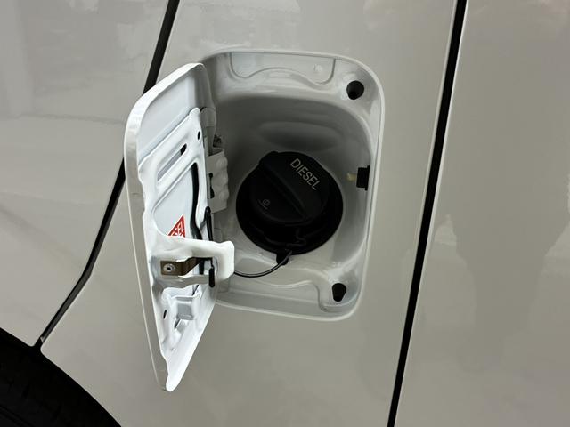 ハイエースバン ロングスーパーＧＬ　ダークプライムＳ　登録済未使用車／２０周年特別仕様車／両側パワースライドドア／寒冷地仕様／デジタルインナーミラー／サイドバイザー／２０周年記念スカッフプレート／専用ショックアブソーバー／クリアスモーク加飾ＬＥＤライト（12枚目）