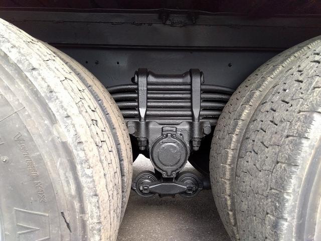 ギガ 　平ボディ（原木運搬車）　ＰＤＧ－ＣＹＺ５２Ｖ８（16枚目）