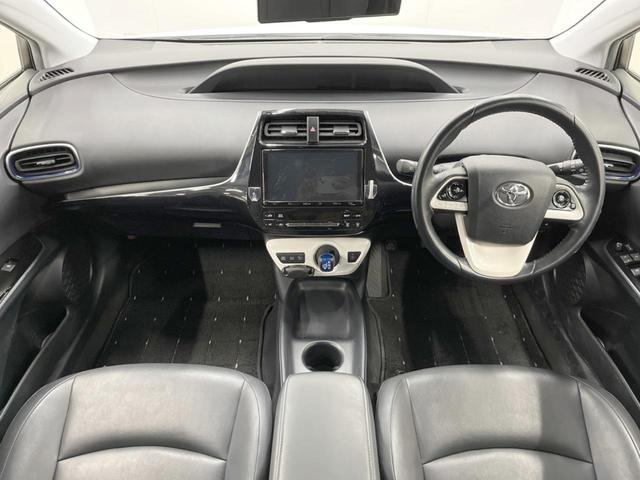 プリウス Ｓツーリングセレクション　４ＷＤ　バックカメラ　レザーシート　スマートキー　ＬＥＤヘッド　ビルトインＥＴＣ　オートハイビーム　オートライト　オートエアコン　純正１７インチアルミ　Ｂｌｕｅｔｏｏｔｈ　ＣＤ　ＤＶＤ再生　フルセグ（2枚目）