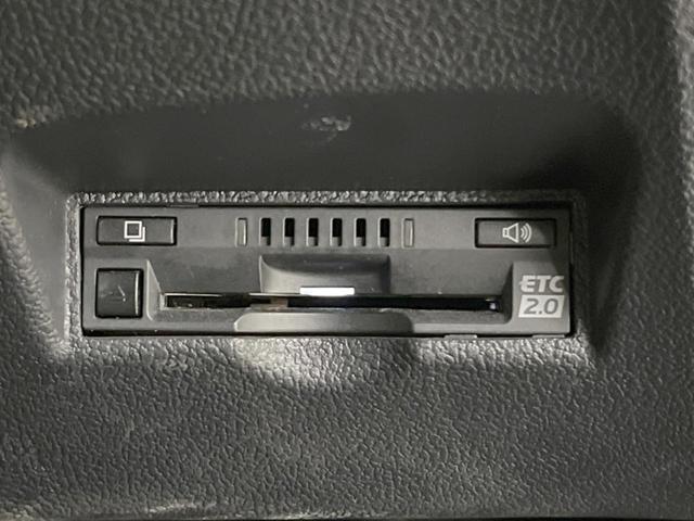 プリウス Ｓツーリングセレクション　４ＷＤ　バックカメラ　レザーシート　スマートキー　ＬＥＤヘッド　ビルトインＥＴＣ　オートハイビーム　オートライト　オートエアコン　純正１７インチアルミ　Ｂｌｕｅｔｏｏｔｈ　ＣＤ　ＤＶＤ再生　フルセグ（5枚目）