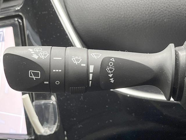 プリウス Ｓツーリングセレクション　４ＷＤ　バックカメラ　レザーシート　スマートキー　ＬＥＤヘッド　ビルトインＥＴＣ　オートハイビーム　オートライト　オートエアコン　純正１７インチアルミ　Ｂｌｕｅｔｏｏｔｈ　ＣＤ　ＤＶＤ再生　フルセグ（40枚目）