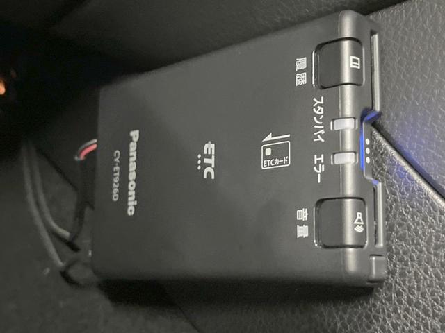 インプレッサ ＷＲＸ　ＳＴｉ　４ＷＤ　ＭＴ車　ターボ　ＳＤナビ　ハーフレザーシート　パワーシート　スマートキー　ＨＩＤヘッド　ＥＴＣ　オートエアコン　純正１８インチアルミ　Ｂｌｕｅｔｏｏｔｈ　ＣＤ　ＤＶＤ再生　フルセグ（4枚目）