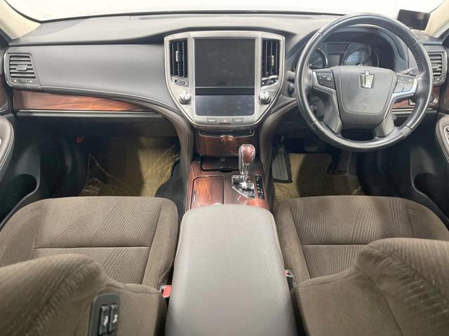 クラウン ロイヤルサルーンｉ－Ｆｏｕｒ　４ＷＤ　純正ＨＤＤナビ　バックカメラ　スマートキー　ＨＩＤヘッド　ビルトインＥＴＣ　クルコン　オートライト　デュアルエアコン　純正１６インチアルミ　Ｂｌｕｅｔｏｏｔｈ　ＣＤ　ＤＶＤ再生　フルセグ（2枚目）