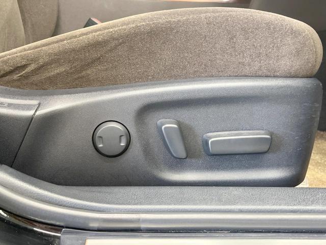 クラウン ロイヤルサルーンｉ－Ｆｏｕｒ　４ＷＤ　純正ＨＤＤナビ　バックカメラ　スマートキー　ＨＩＤヘッド　ビルトインＥＴＣ　クルコン　オートライト　デュアルエアコン　純正１６インチアルミ　Ｂｌｕｅｔｏｏｔｈ　ＣＤ　ＤＶＤ再生　フルセグ（8枚目）