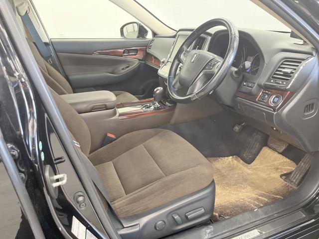 クラウン ロイヤルサルーンｉ－Ｆｏｕｒ　４ＷＤ　純正ＨＤＤナビ　バックカメラ　スマートキー　ＨＩＤヘッド　ビルトインＥＴＣ　クルコン　オートライト　デュアルエアコン　純正１６インチアルミ　Ｂｌｕｅｔｏｏｔｈ　ＣＤ　ＤＶＤ再生　フルセグ（9枚目）